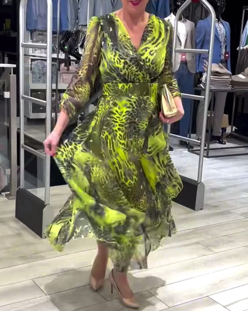 Modisches, bedrucktes kleid mit unregelmäßiger passform, v-ausschnitt und dreiviertelärmeln