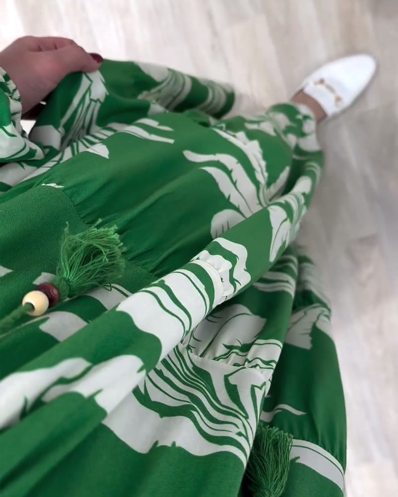 Lässiges patchwork-kleid mit blättermuster und laternenärmeln