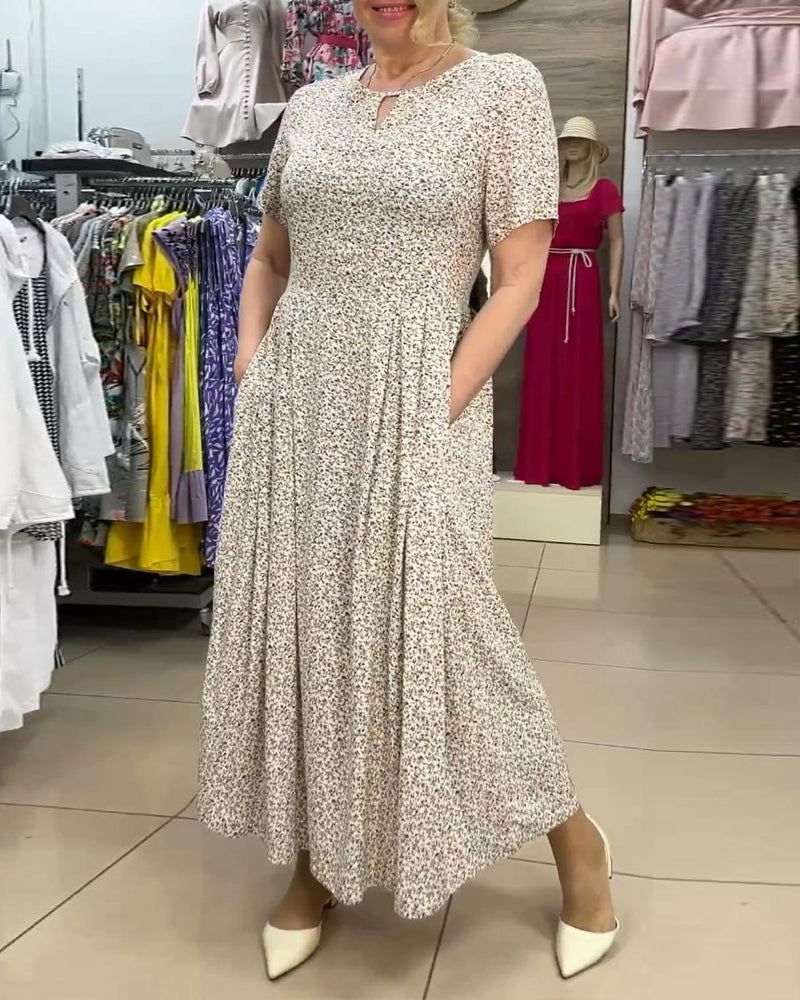 Lässiges kleid mit blumenmuster und ausgeschnittenen taschen