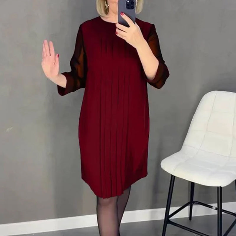 Gerades Kleid mit mittellangen Ärmeln rot