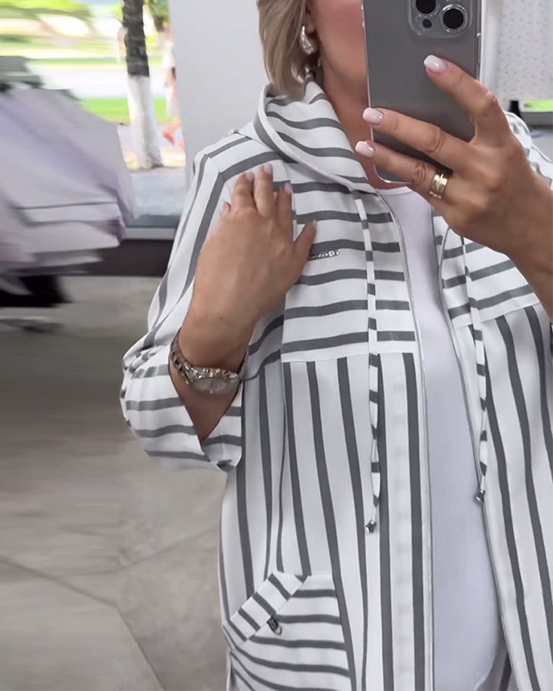 Freizeitmantel mit kapuze und gestreiften taschen