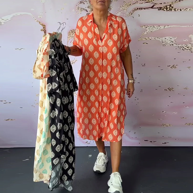 Lockeres kleid mit kurzen ärmeln und revers