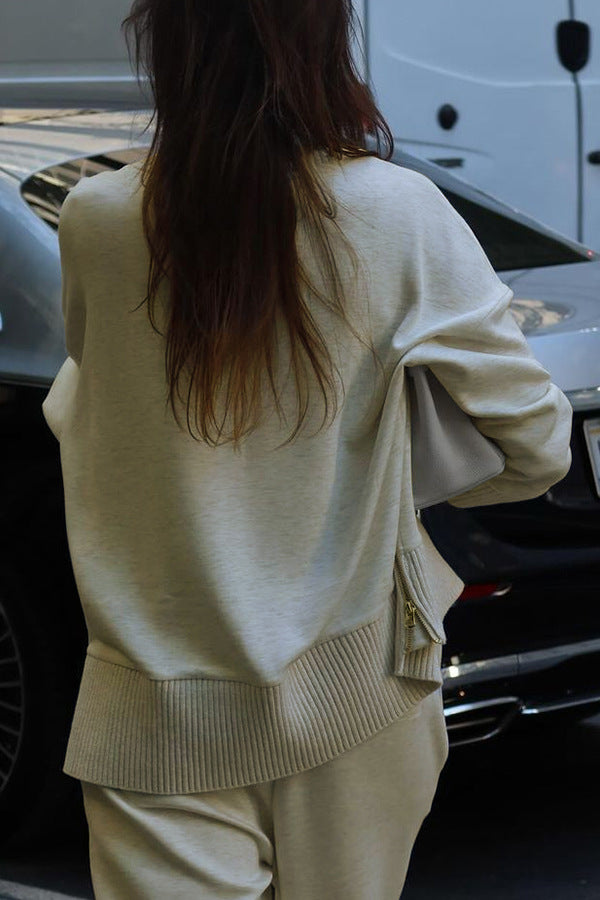 Zweiteiliges Set aus langärmligem Sweatshirt mit seitlichem Reißverschluss und Hose mit weiten Taschen