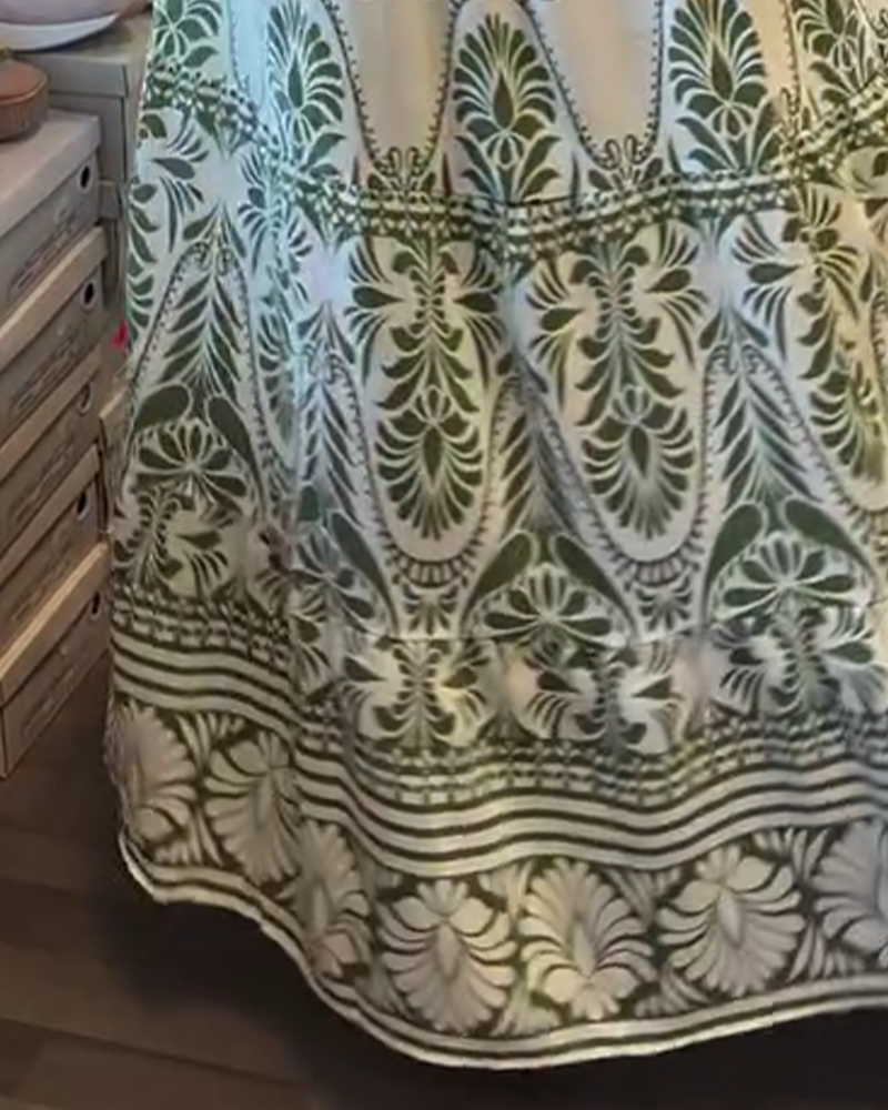 Kleid mit Blumenmuster und V-Ausschnitt