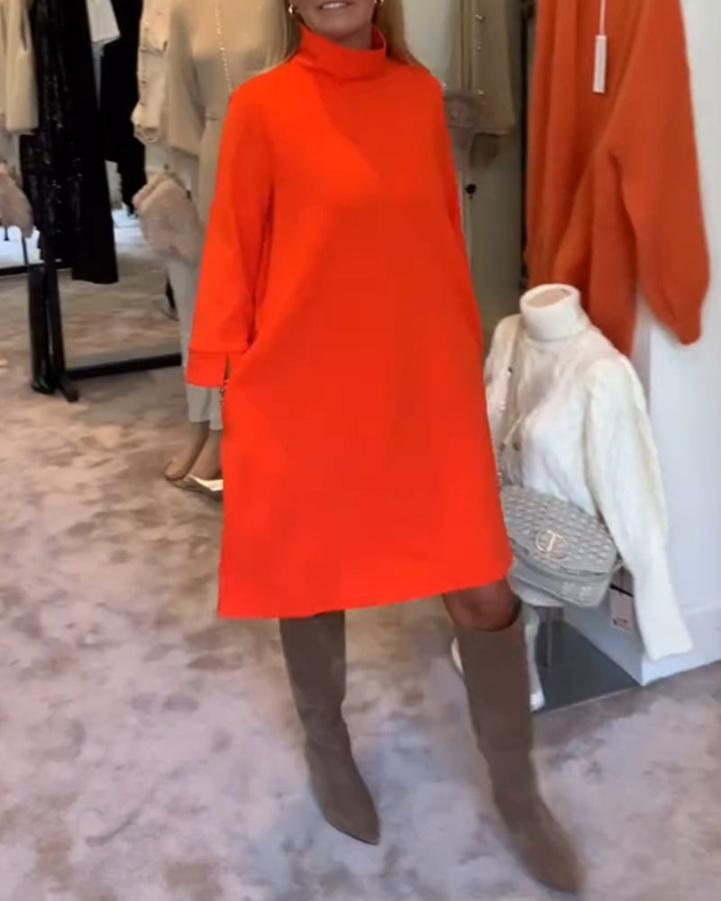 Einfarbiges freizeitkleid mit rollkragen