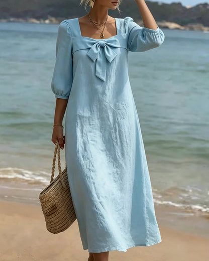 Kleid mit eckigem Ausschnitt und Schleife