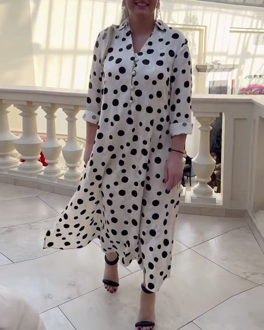 Lässiges kleid mit revers und knöpfen im tupfenmuster