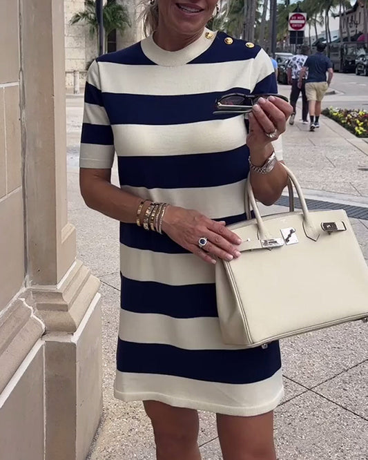 Kurzarm-Pulloverkleid mit kontrastierendem Streifen-Print
