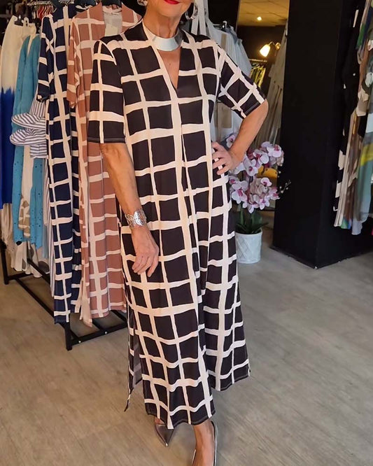 Kariertes kurzarmkleid mit v-ausschnitt