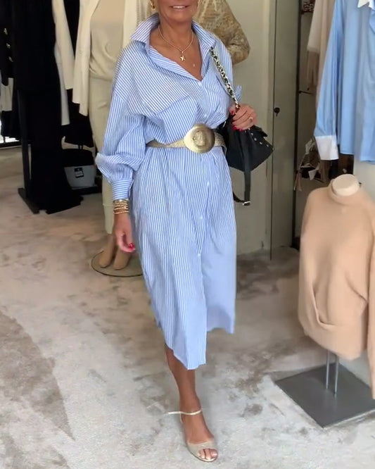 Elegantes gestreiftes kleid mit revers