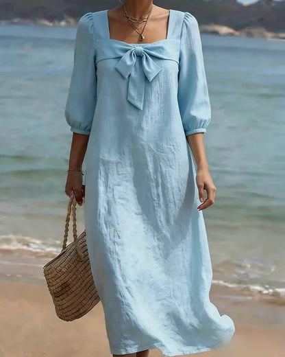 Kleid mit eckigem Ausschnitt und Schleife