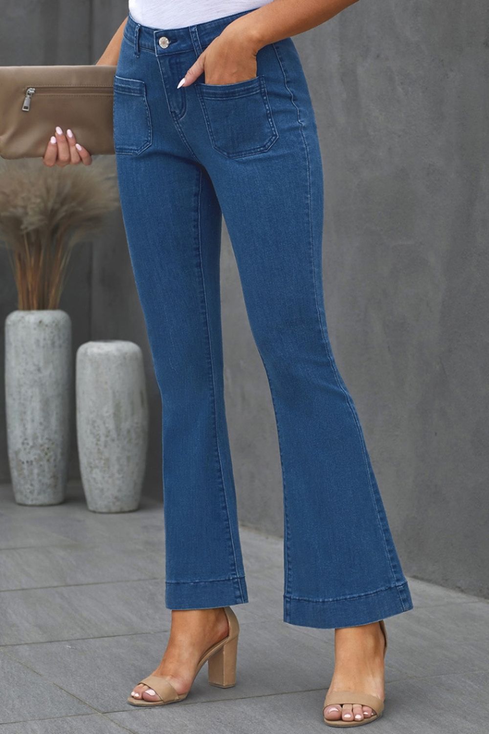 Verwaschene Bootcut-Jeans mit geradem Bein
