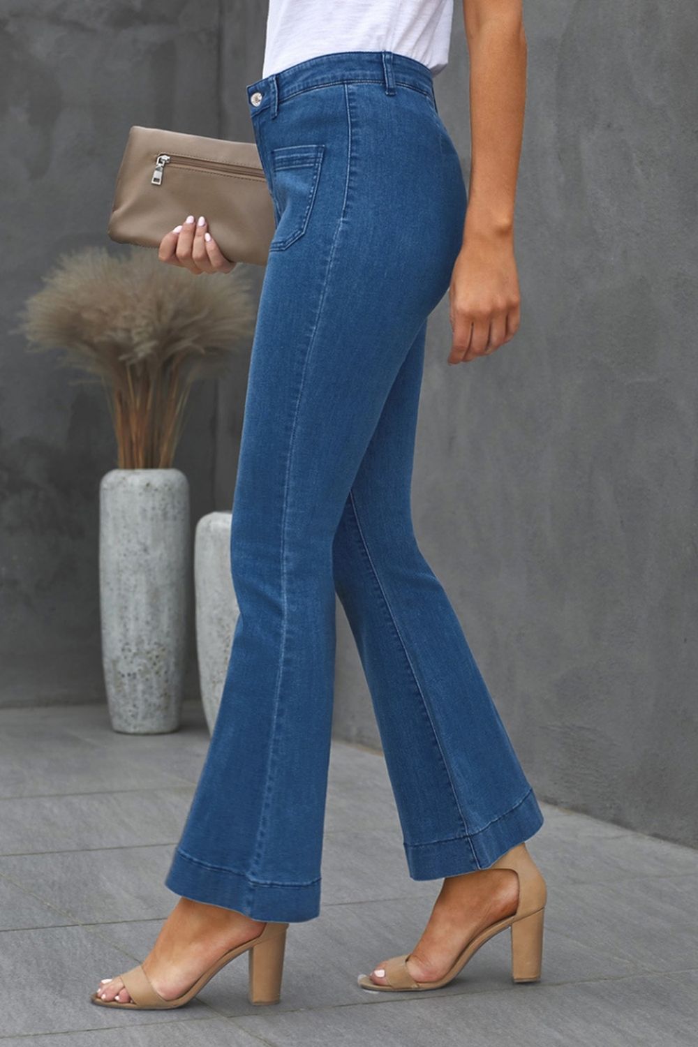 Verwaschene Bootcut-Jeans mit geradem Bein