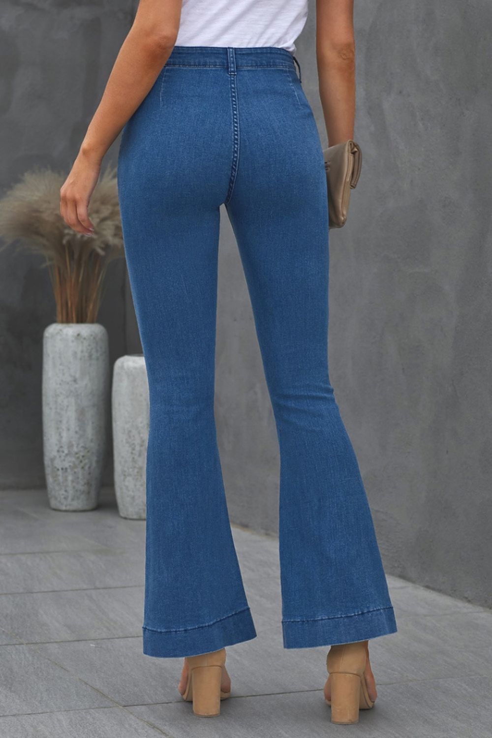 Verwaschene Bootcut-Jeans mit geradem Bein