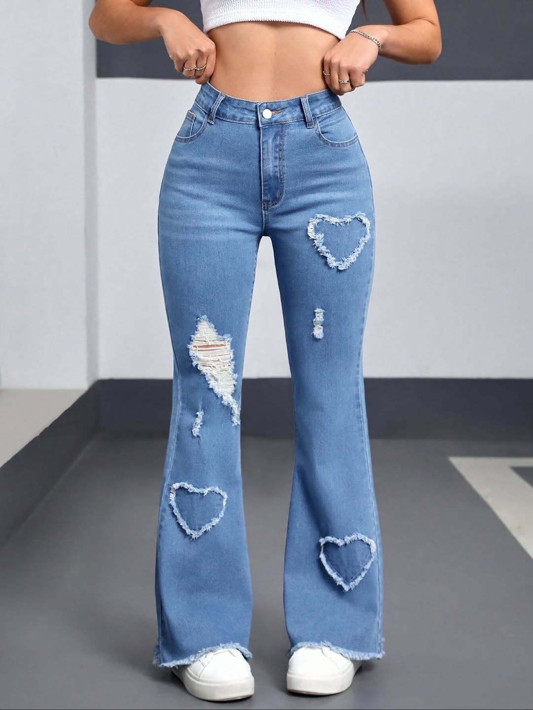 Blue Hearts 💙 Vintage-Jeans mit hohem Bund, Herz-Patchwork und Rissen