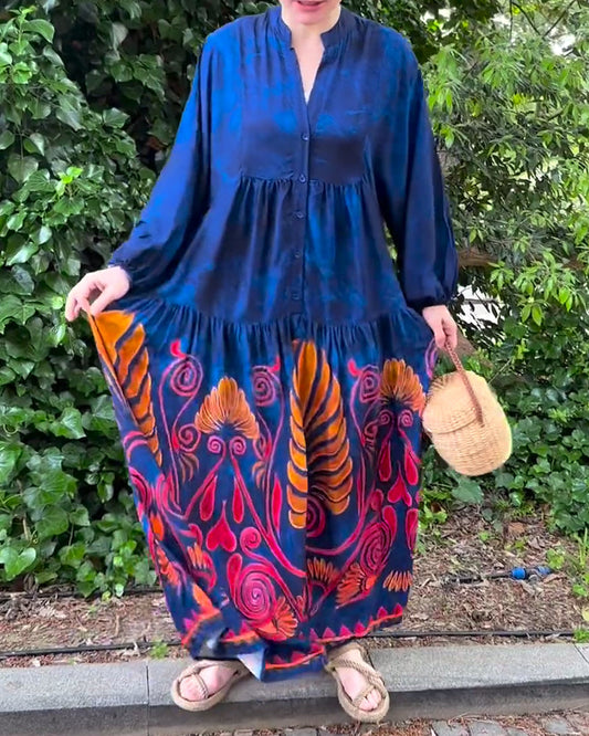 Kleid mit v-ausschnitt und kontrastdruck