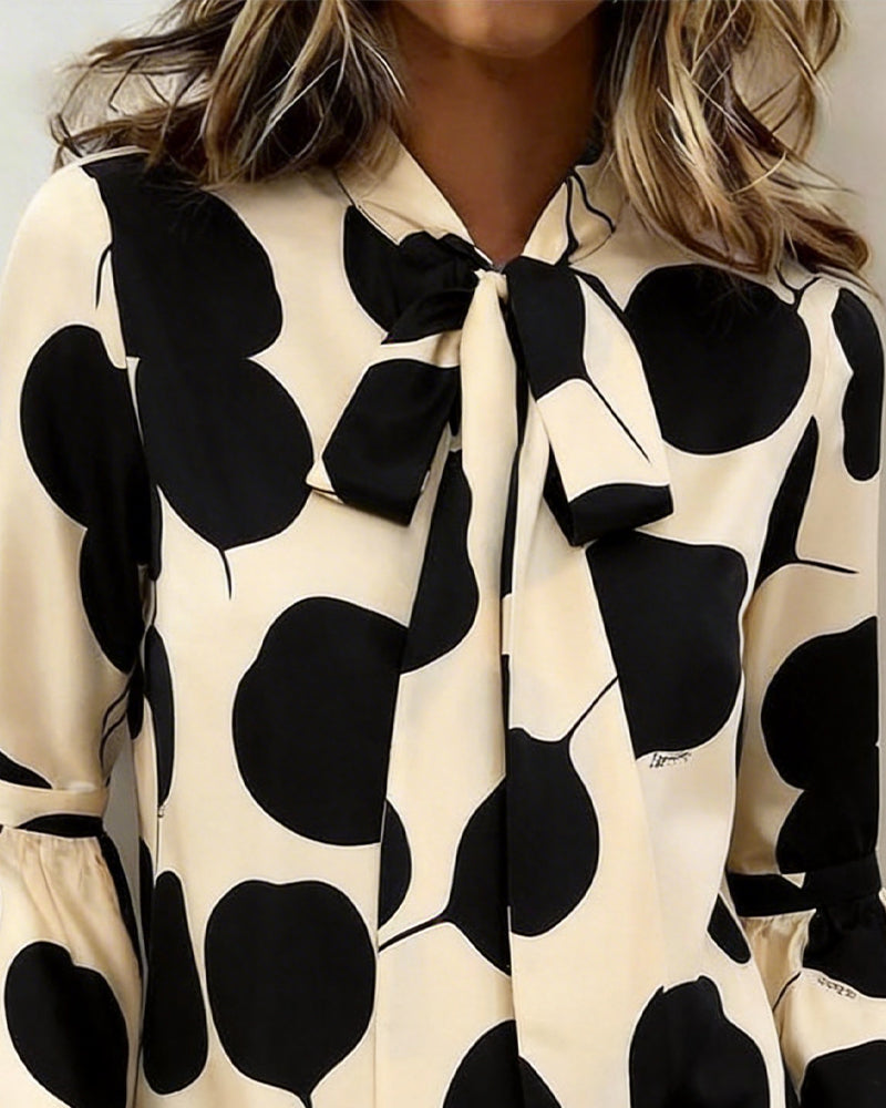 Bluse Mit Blattmuster Und Bindeband