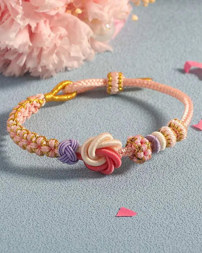 Armband mit Knoten aus Pfirsichblüten