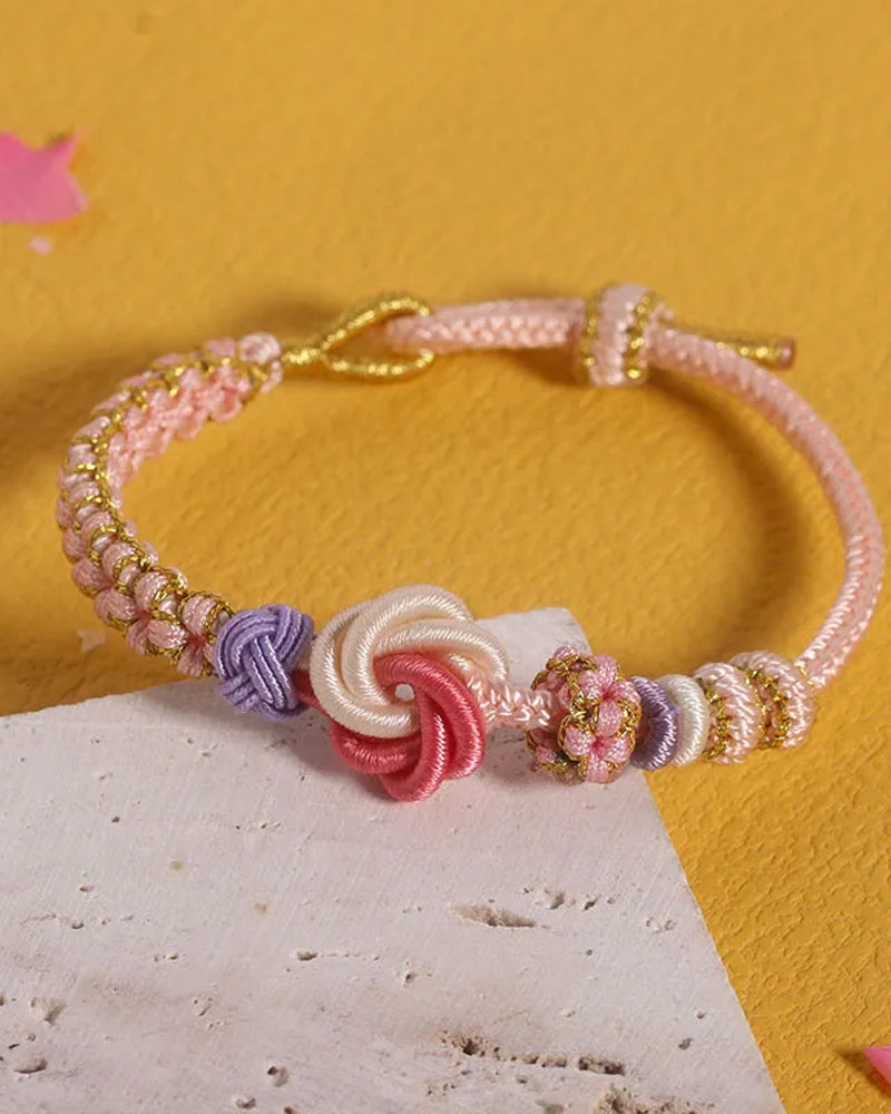 Armband mit Knoten aus Pfirsichblüten