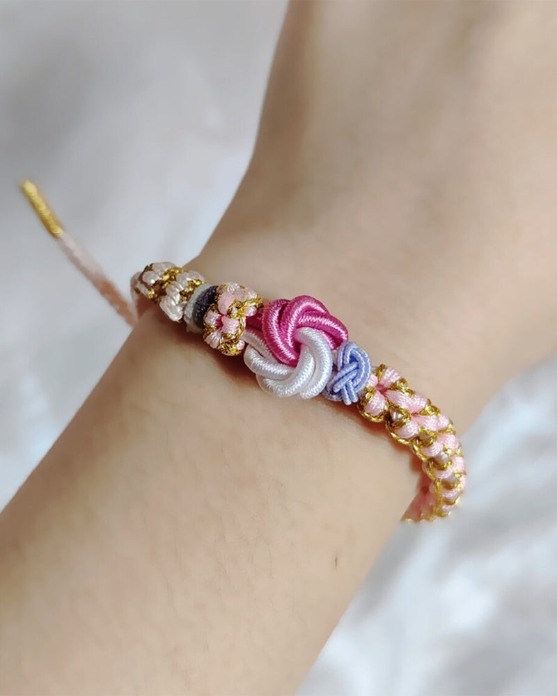 Armband mit Knoten aus Pfirsichblüten