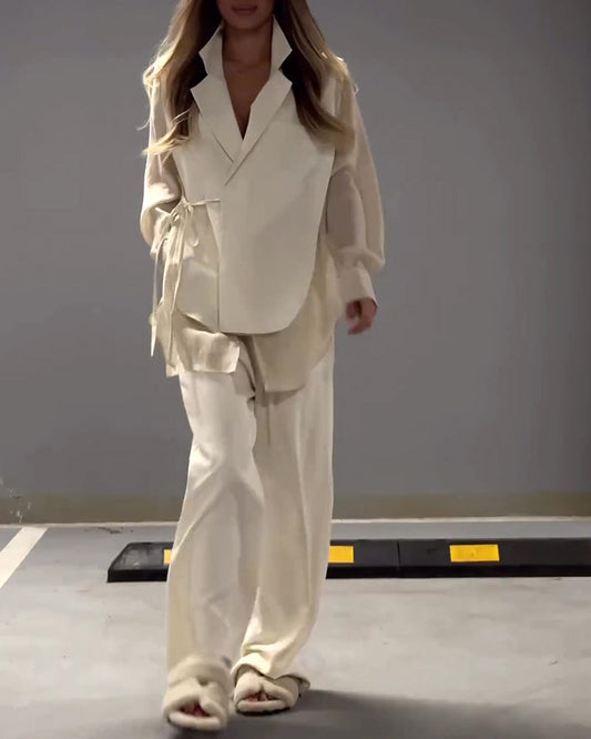 Lässiges Oberteil mit Reversnähten und Schnürung