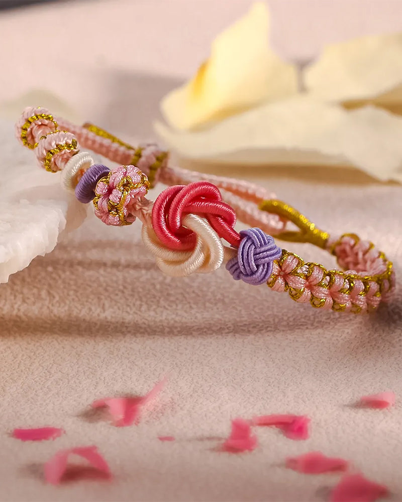 Armband mit Knoten aus Pfirsichblüten