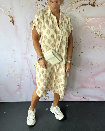 Lockeres kleid mit kurzen ärmeln und revers