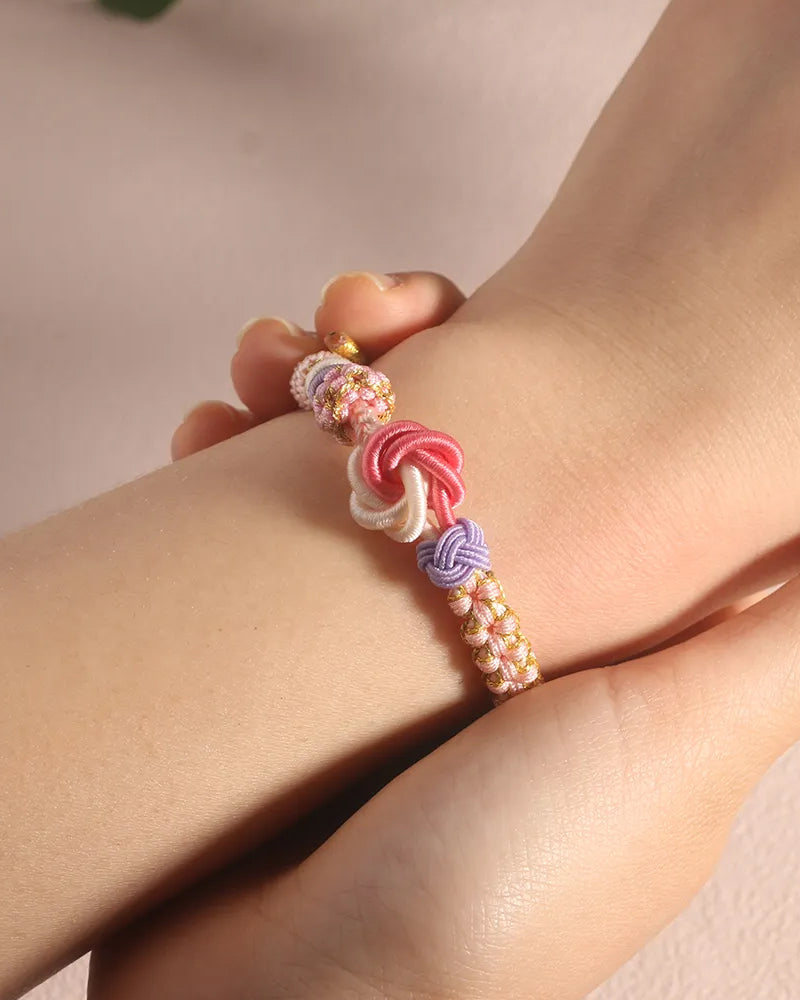 Armband mit Knoten aus Pfirsichblüten