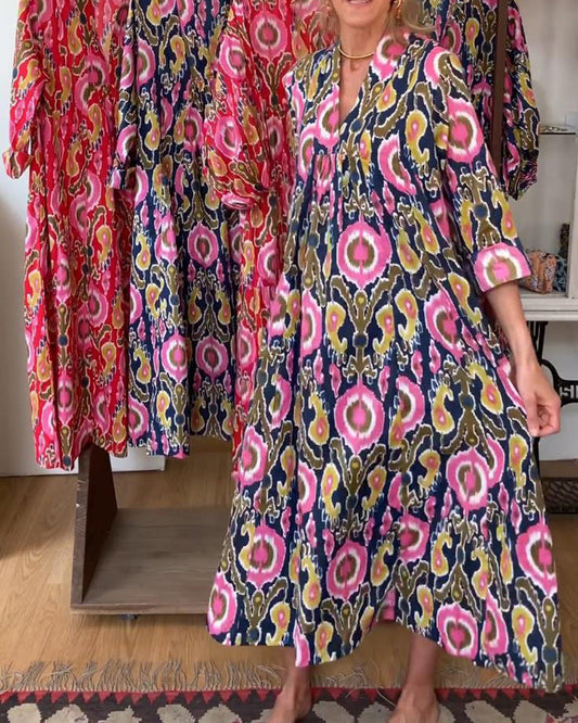 Lässiges, bedrucktes, lockeres kleid mit v-ausschnitt und dreiviertelärmeln