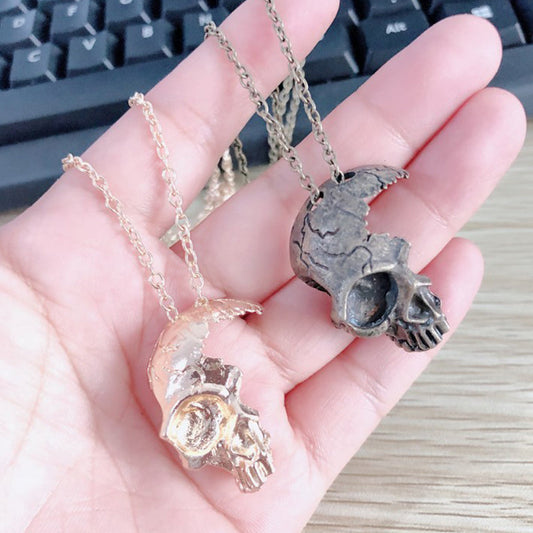 Handgemachte Halskette mit zerbrochenem Schädel