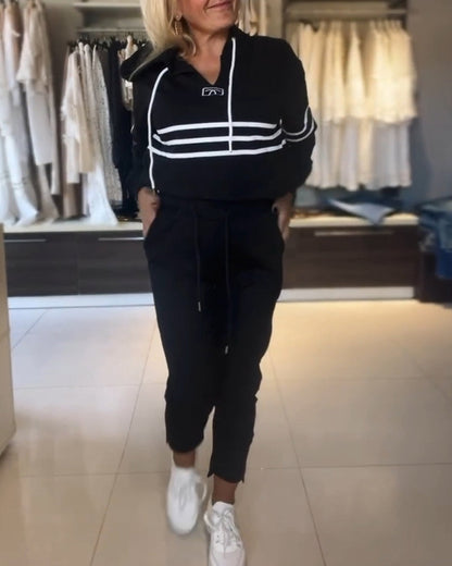 Lässiges kapuzenpullover-set mit streifenmuster