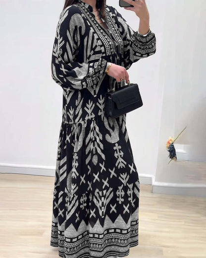 Bedrucktes kleid mit v-ausschnitt und langen ärmeln