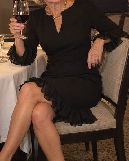 Elegantes Kleid mit V-Ausschnitt, langen Ärmeln und Volantsaum