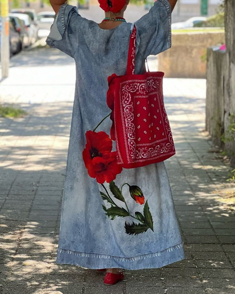 Lässiges, lockeres kleid mit blumenmuster und V-ausschnitt