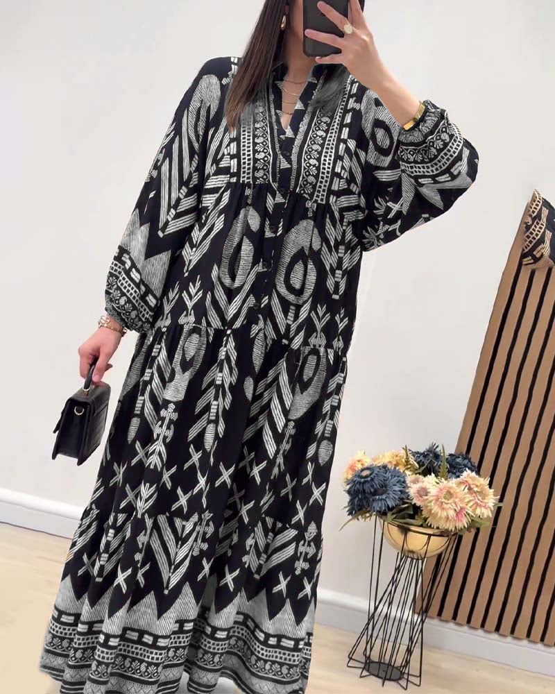Bedrucktes kleid mit v-ausschnitt und langen ärmeln