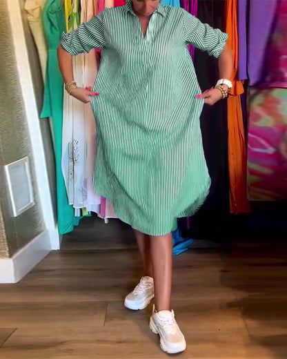 Gestreiftes, bedrucktes Freizeitkleid mit Revers