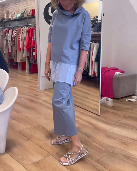 Schlichter einfarbiger Freizeitanzug mit hohem Kragen