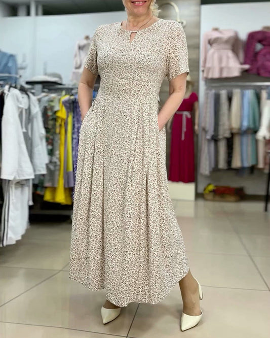 Lässiges kleid mit blumenmuster und ausgeschnittenen taschen