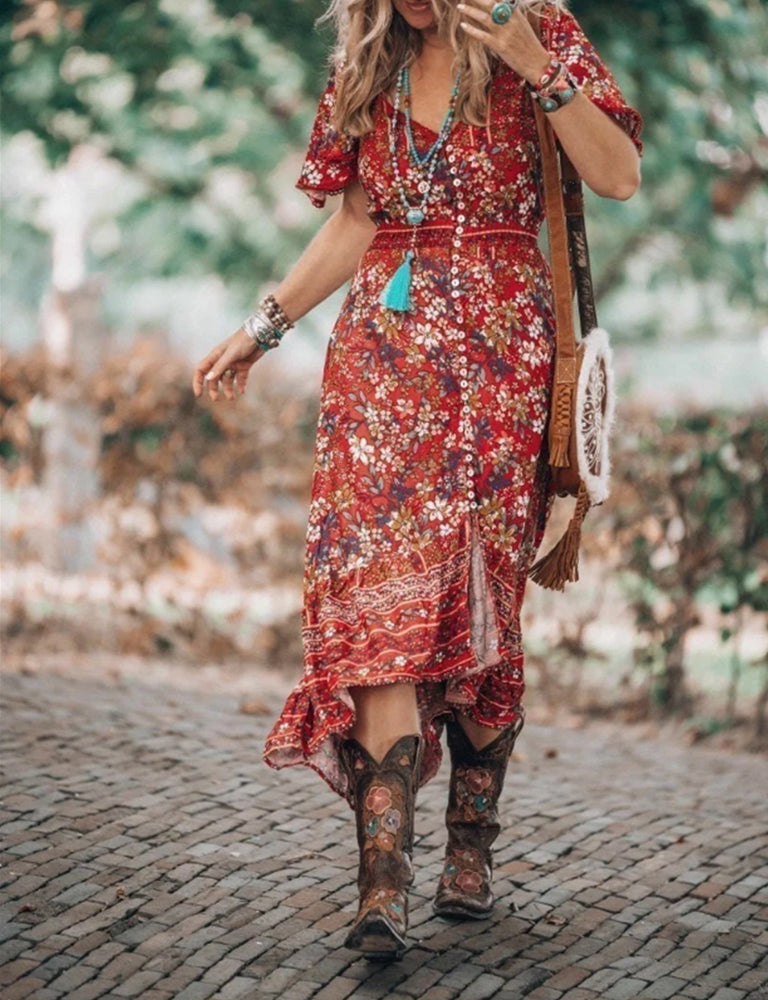 Boho-bedrucktes kleid mit kurzen ärmeln und schlitz