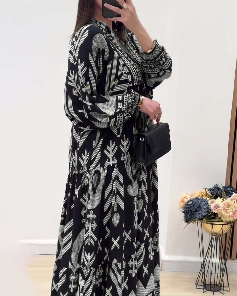 Bedrucktes kleid mit v-ausschnitt und langen ärmeln