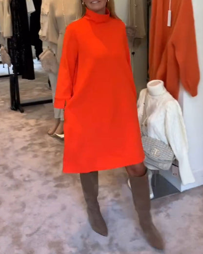 Einfarbiges freizeitkleid mit rollkragen