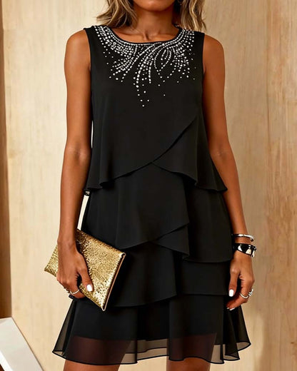 Ärmelloses Kleid mit Stufen und Strass