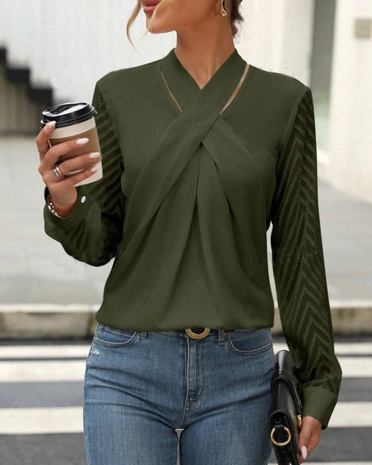 Modische, einfarbige bluse mit falten und langen ärmeln