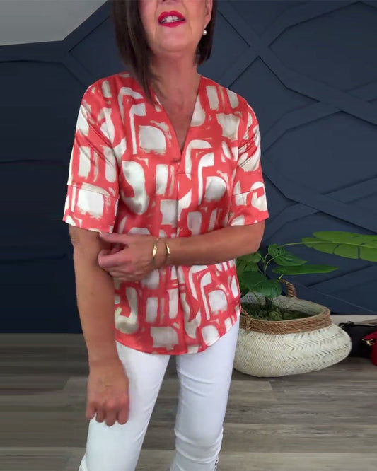 Kurzarm-Top mit V-Ausschnitt und Kontrastdruck