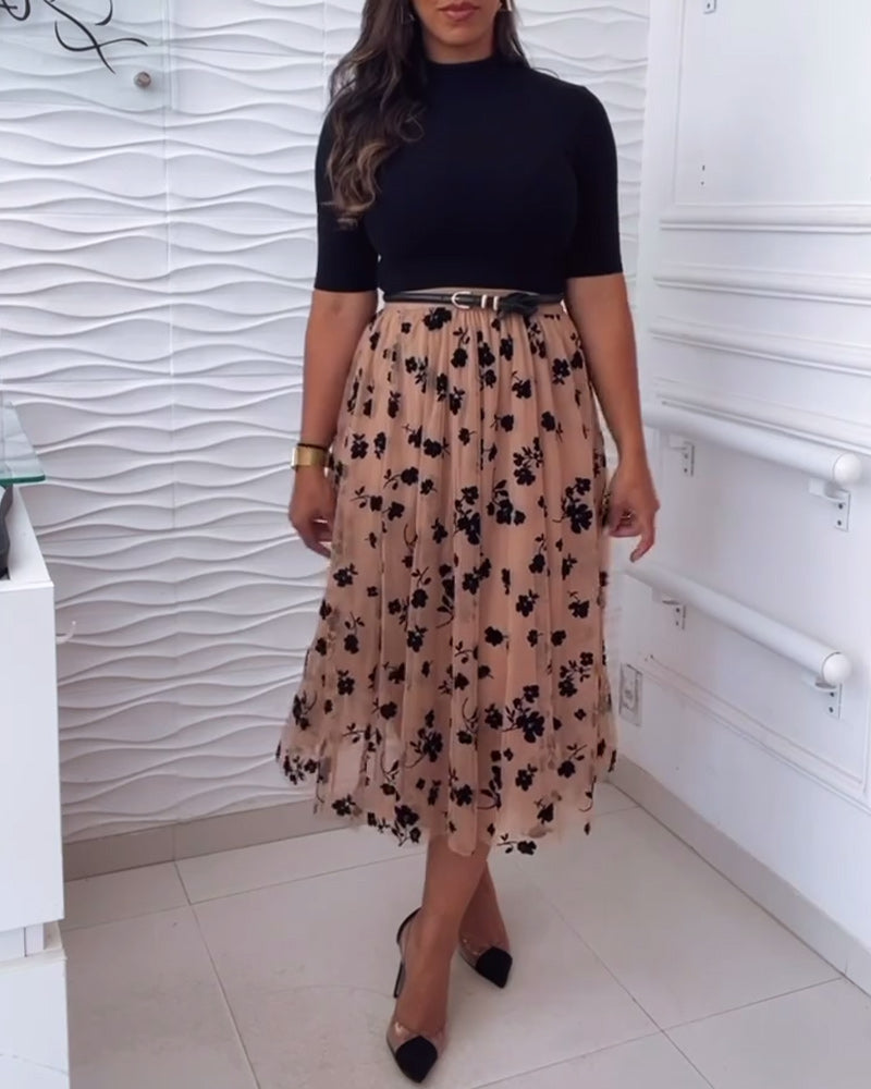 Eleganter, plissierter, bedruckter rock