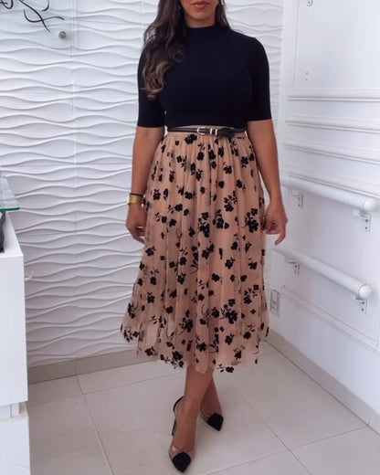 Eleganter, plissierter, bedruckter rock