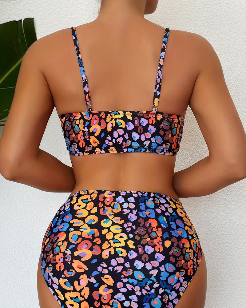 Modischer zweiteiliger Bikini mit Blumenmuster