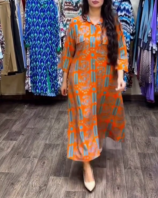 Lässiges Kleid mit Revers und Retro-Kontrastdruck