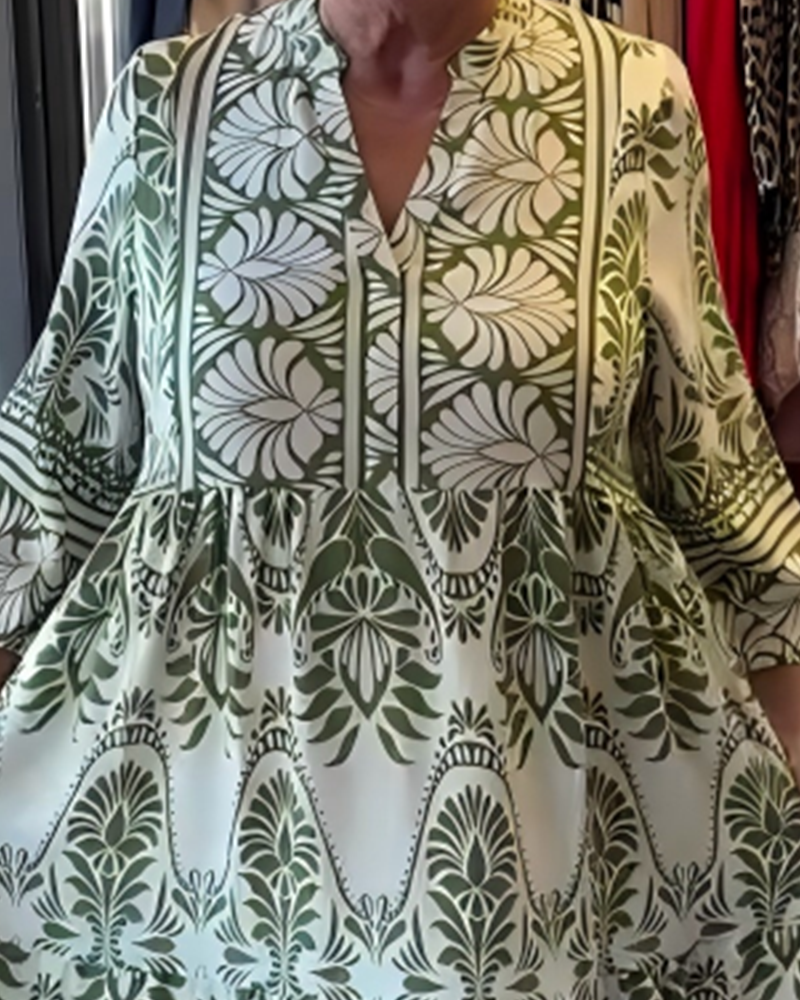Kleid mit Blumenmuster und V-Ausschnitt