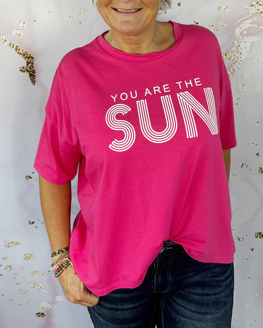 Lässiges t-shirt mit rundhalsausschnitt und kurzen ärmeln und buchstabendruck